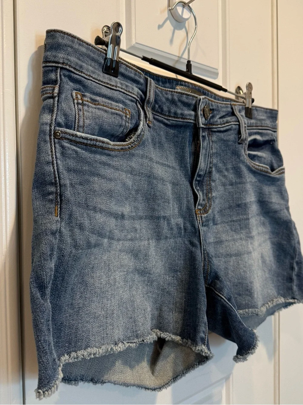 Kut from the Kloth Mid-Rise Fray Short in Bringing Wash Size 10